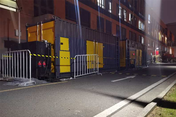 周村柴油发电机组的输出电压是如何调节的？